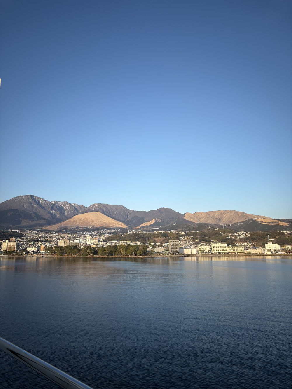 別府湾ごしに望む鶴見岳と由布岳の山並み、その麓に広がる別府の市街